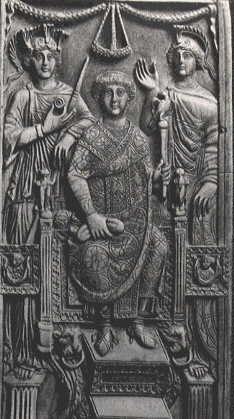 Tavoletta di avorio raffigurante il console Magno